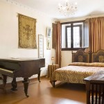 Double bedroom with Piano